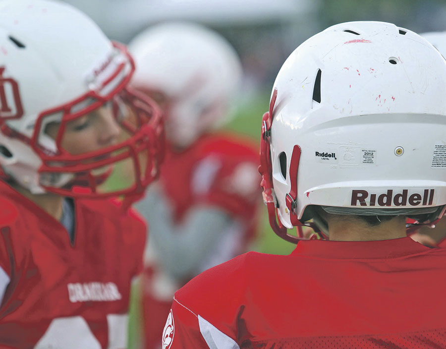 À l’aube du début de leur saison, nos équipes de football scolaire ne pourront prendre part à leurs premiers matchs si rien ne change dans les directives gouvernementales, lesquelles les empêchaient toujours, mercredi, de jouer si un cas de COVID-19 est associé à l’école. Photothèque | Le Courrier ©