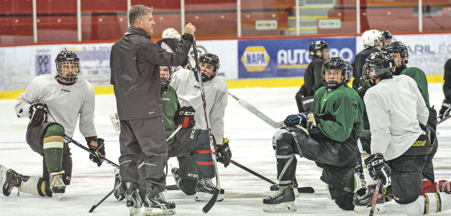 À défaut de pouvoir jouer des matchs, les Lauréats du Cégep de Saint-Hyacinthe profitent de ces semaines d’entraînement pour apprendre à se connaître davantage alors que plusieurs nouveaux visages se sont greffés à l’équipe.  Photo François Larivière | Le Courrier ©