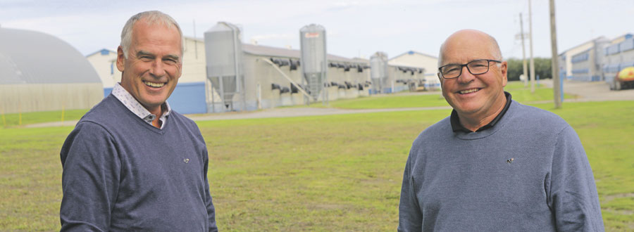 Bien connu dans la région, le producteur Yves Côté est également président du conseil d’administration d’Exceldor. On le reconnaît à droite devant ses installations en compagnie de François Turcotte, producteur du côté de l’île d’Orléans et vice-président du conseil d’administration de la coopérative. Photo Robert Gosselin | Le Courrier ©
