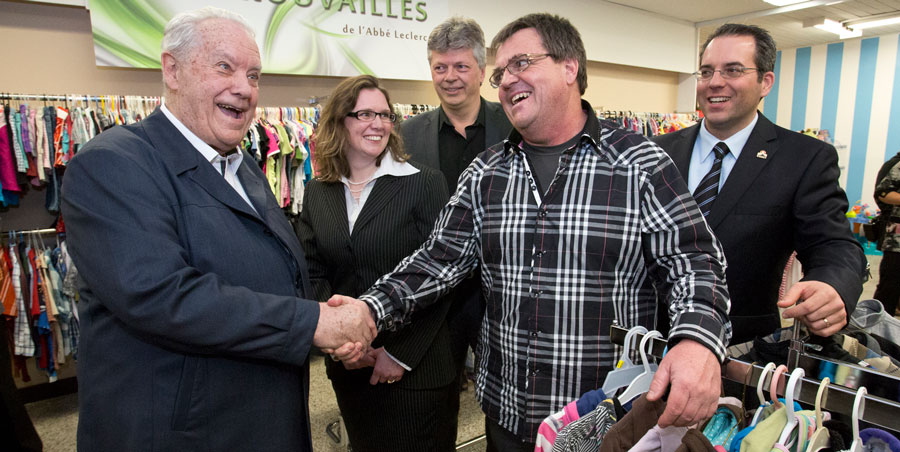 L’abbé André Leclerc (à gauche) était tout sourire lors de l’ouverture officielle des Trouvailles de l’abbé Leclerc en avril 2014. Photothèque | Le Courrier ©