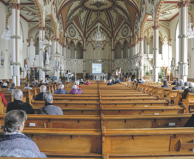 Plusieurs Saint-Piens s’étaient réunis à l’église pour discuter de l’avenir de ses clochers, le dimanche 20 septembre. Photo François Larivière | Le Courrier ©