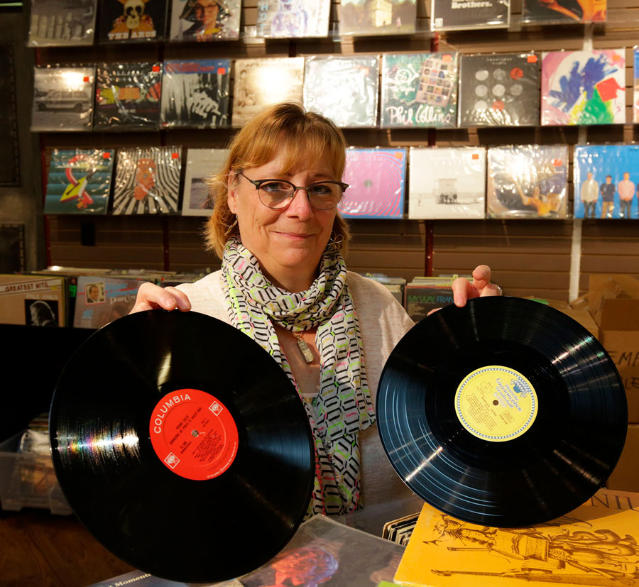 Malgré le contexte de pandémie, le Marché du disque est en mode expansion aux Galeries St-Hyacinthe. Dans les dernières semaines, sa gestionnaire, Jasmine Grenier, a travaillé sans relâche à l’aménagement d’une nouvelle section entièrement dédiée au vinyle usagé dans un local adjacent. Photo Robert Gosselin | Le Courrier ©