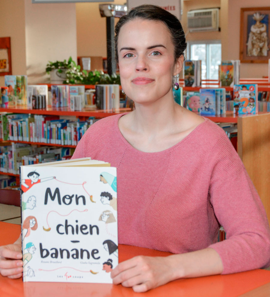 L’autrice maskoutaine Roxane Brouillard apparaît sur la liste préliminaire des candidats aux Prix des libraires Jeunesse avec son premier livre Mon chien banane. Photo François Larivière | Le Courrier ©