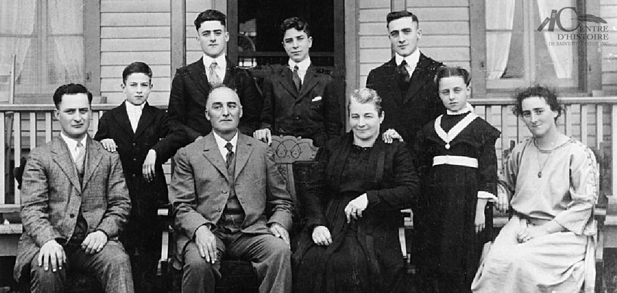 La famille Flibotte. Assis (de gauche à droite) : Antonio, Pierre-Antoine, Maria Girard, Graziella. Debout : Donat, Rosario, Léo, Ovila et Thérèse. Photo Collection Richard Flibotte