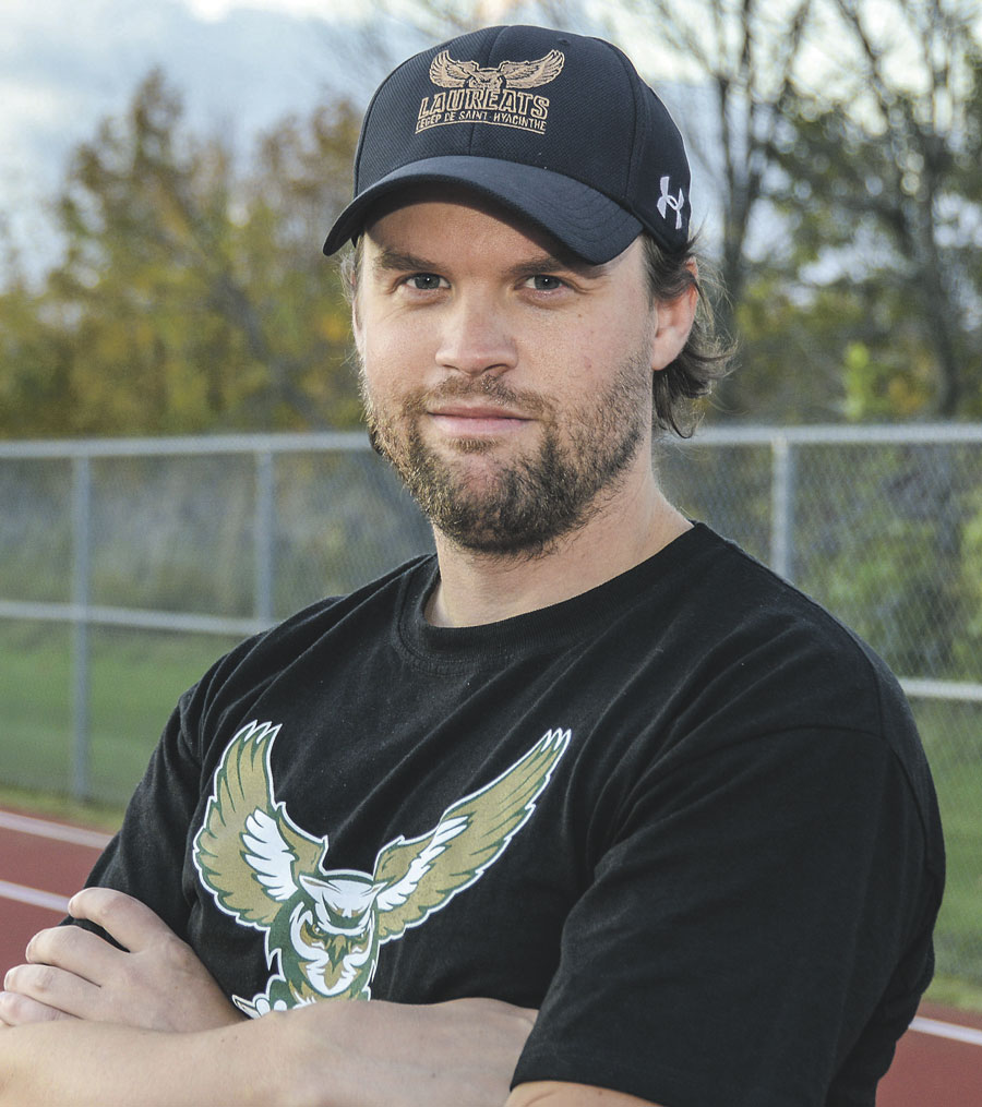 Robert Payne, qui a fait partie du personnel d’entraîneurs des Eskimos d’Edmonton pendant deux saisons, est venu donner un coup de main aux quarts-arrière des Lauréats cet automne. Photo François Larivière | Le Courrier ©