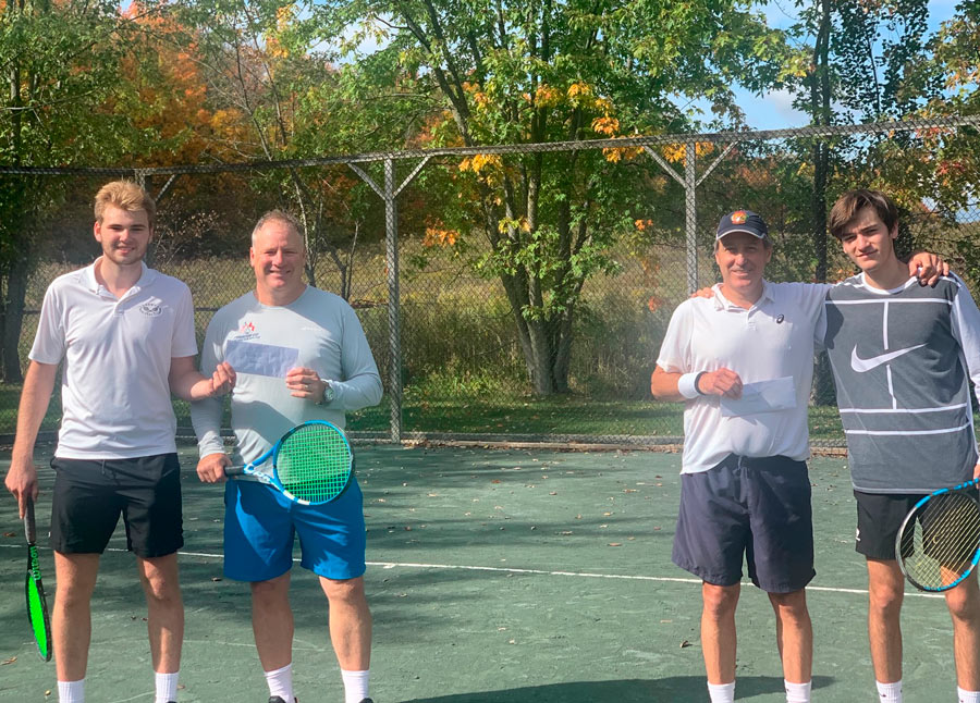 Jacques Sylvestre a remporté deux finales au tournoi du Club de tennis maskoutain, dont une en double avec son fils Hugo (à gauche) face à un autre duo père-fils formé de Philippe et Christophe Leblanc (à droite). Ce dernier a par ailleurs été sacré champion en simple AA. Photo gracieuseté
