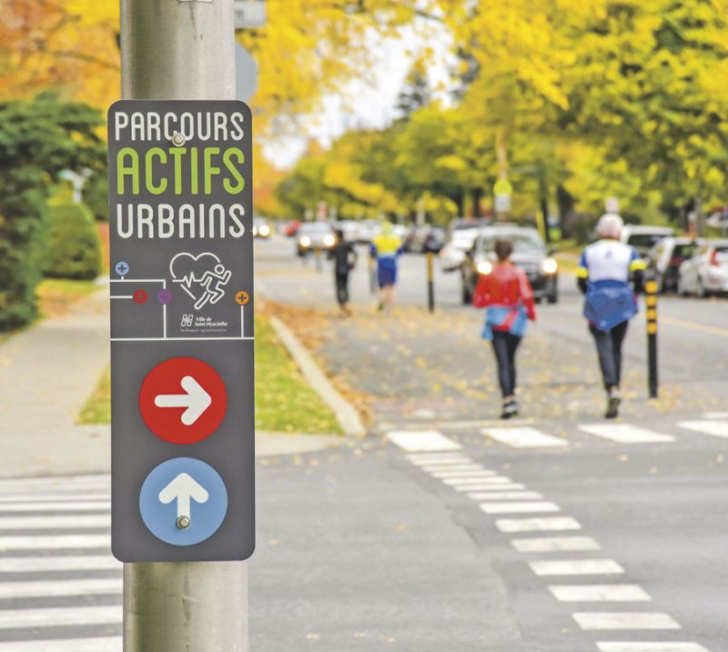 Les pancartes installées dans le quartier Bois-Joli-Sacré-Coeur guident vos pas pour effectuer un parcours de 2,5 km (en bleu) ou de 5 km (en rouge). Photo François Larivière