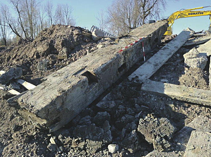 Pendant les travaux d’excavation sous le ponceau du ruisseau Plein Champ, les vestiges d’un ancien ponceau de bois ont été retrouvés. Photo gracieuseté