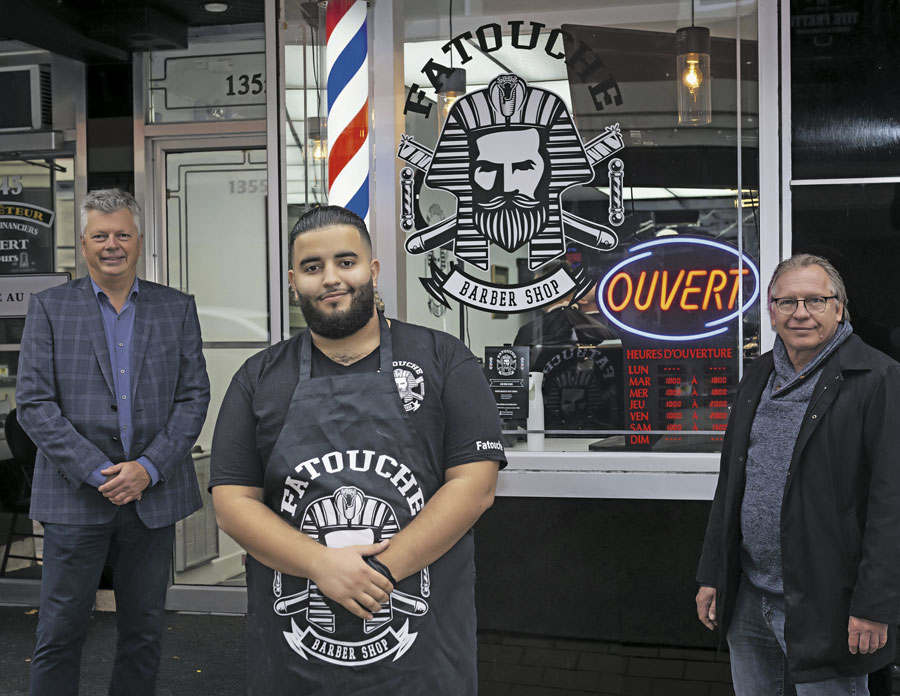 Sylvain Gervais, directeur du développement commercial de Saint-Hyacinthe Technopole, Ahmad Aly, copropriétaire de Fatouche Barber Shop, et Jeannot Caron, conseiller municipal du district Cascades. Photo Patrick Roger
