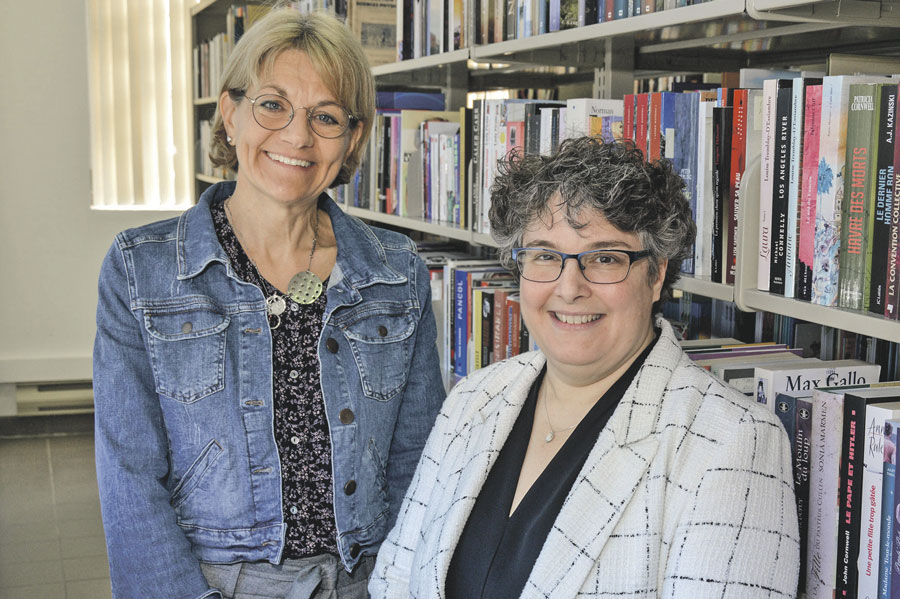 Avec un peu de retard sur l’échéancier habituel, en raison de la pandémie, le rapport annuel 2019 de la Médiathèque maskoutaine a finalement été déposé. Sur la photo, la présidente Caroline Robert et la directrice générale Louise Struthers. Photothèque | Le Courrier ©
