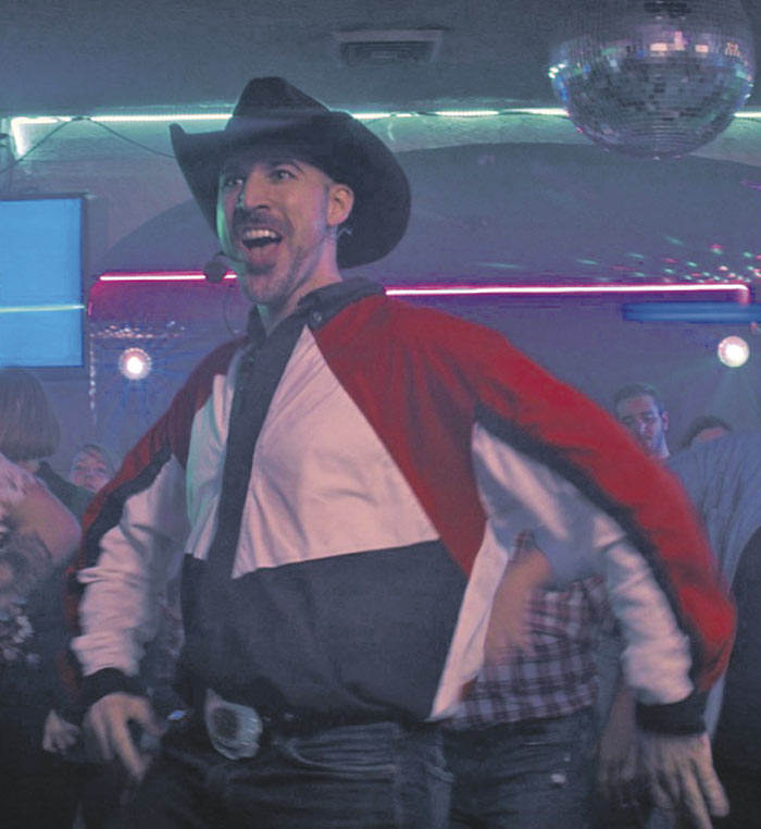 Dans le clip « L’Amérique pleure » des Cowboys Fringants, primé au Premier gala de l’ADISQ, on peut voir le Maskoutain Mathieu Casavant comme danseur principal. Photo Facebook Cowboys Fringants