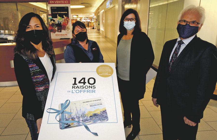 La carte-cadeau édition limitée des Galeries St-Hyacinthe est de retour pour les fêtes. Sur la photo, de gauche à droite, Manon Tétreault, artiste peintre, Pascale Langlois, vice-présidente de l’Association des marchands des Galeries, Valérie Grégoire, coordonnatrice à La Clé sur la porte, et André Brochu, directeur général des Galeries St-Hyacinthe. Photo Robert Gosselin | Le Courrier ©