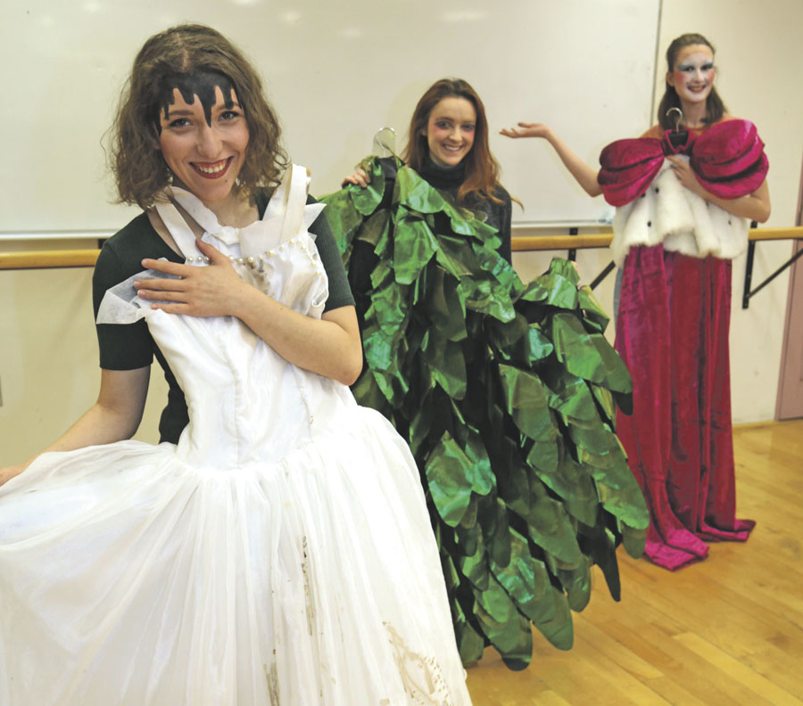 Les comédiens se glisseront dans des costumes extravagants pour jouer les personnes de la pièce L’Oiseau vert, deuxième production des finissants de l’École de théâtre. Photo Robert Gosselin | Le Courrier ©