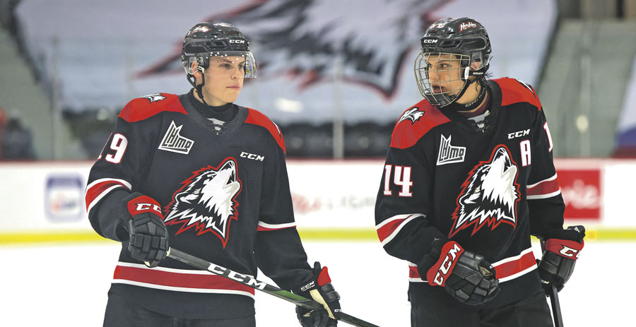 Premier joueur des Gaulois de Saint-Hyacinthe à être rappelé dans la LHJMQ cet automne, Louis-Philippe Fontaine (à gauche) a vécu son baptême junior majeur avec les Huskies de Rouyn-Noranda la semaine dernière. Photo Jean Lapointe - Nature et Action 