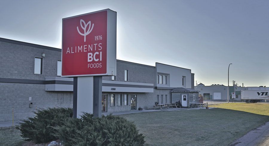 À la veille des fêtes de fin d’année, les quelque 230 employés syndiqués des Aliments BCI disposent d’un nouveau contrat de travail bonifié. Photo Robert Gosselin | Le Courrier ©