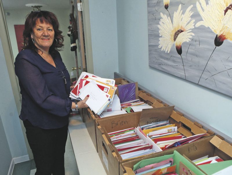 Le bureau de Claire Moreau déborde de cartes de vœux et de cadeaux pour les résidents de la Résidence Saint-Thomas-d’Aquin. Photo Robert Gosselin | Le Courrier ©