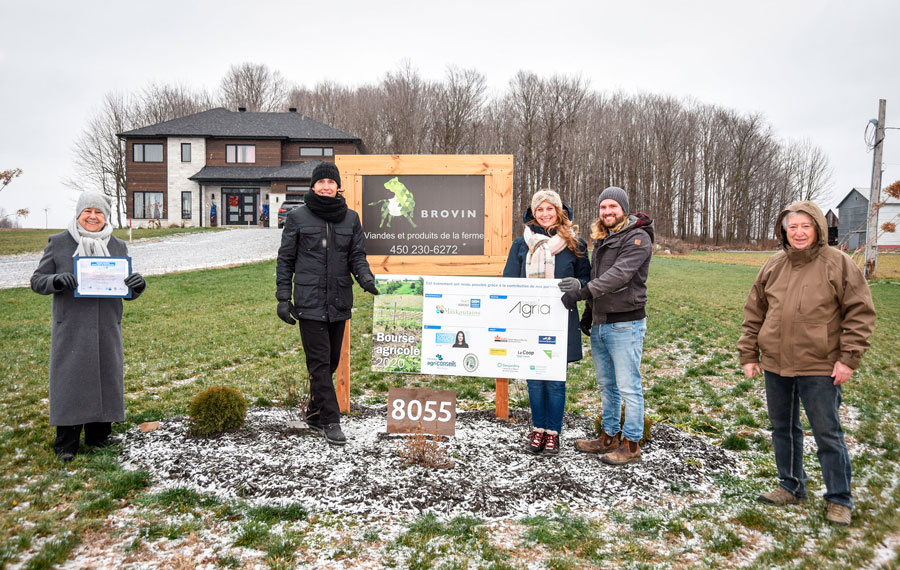 Les lauréats de la Bourse agricole, catégorie Créneaux spécialisés, agriculture en émergence, Caroline Brodeur et Vincent Deslauriers, posent en compagnie de Francine Morin, préfet de la MRC des Maskoutains, Steve Carrière, agent de développement, et Charles Bachand, vice-président de la Fondation Agria. Photo François Larivière | MRC des Maskoutains ©