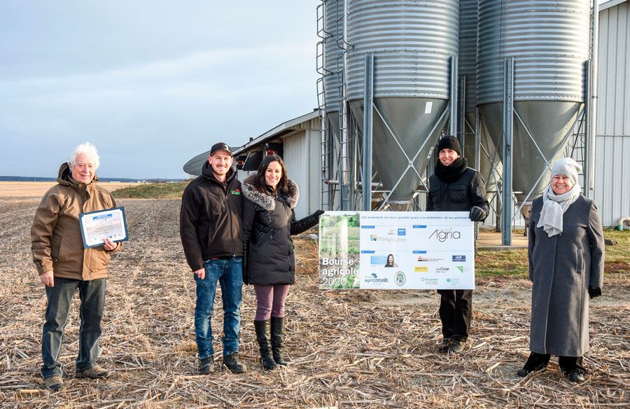 Gabriel Malo et Annie-Pier Larose, lauréats de la Bourse agricole, catégorie Multigénérationnelle, production traditionnelle, sont entourés de Charles Bachand, vice-président de la Fondation Agria, Steve Carrière, agent de développement, et Francine Morin, préfet de la MRC des Maskoutains. Photo François Larivière | MRC des Maskoutains ©