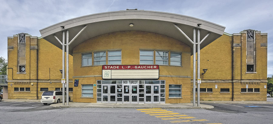 Plusieurs aspects du Stade L.-P.-Gaucher devront faire l’objet de travaux à court ou moyen terme, dont la toiture, les vestiaires et le restaurant, révèle le carnet de santé réalisé pour dresser le portrait de l’état du vieil aréna de 1939. Photo François Larivière | Le Courrier ©
