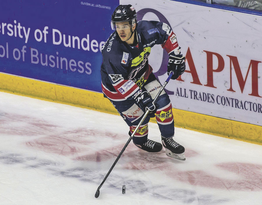 Plutôt que de retourner comme prévu en Écosse pour s’aligner avec les Stars de Dundee (photo), Anthony Beauregard s’est tourné vers la ECHL pour la prochaine saison en raison de l’incertitude liée à la pandémie. Photo fournie par Anthony Beauregard