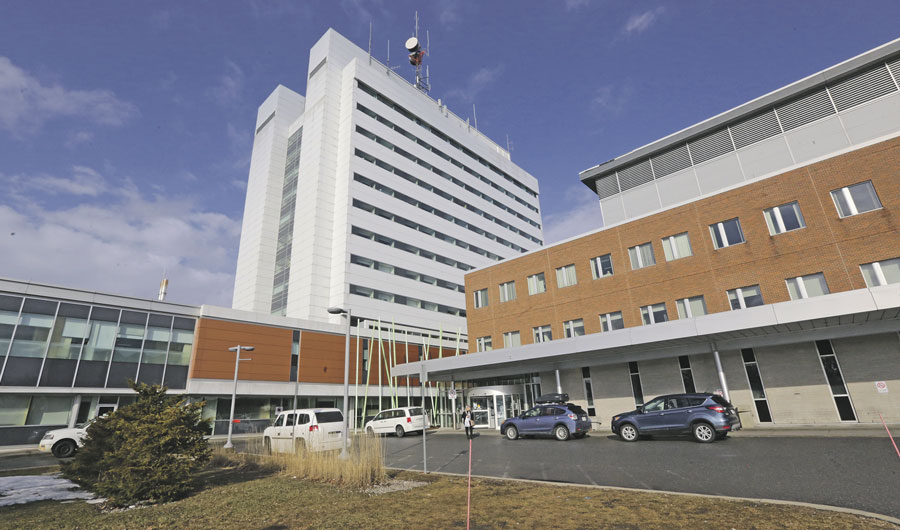 Pour dépanner d’autres hôpitaux débordés en Montérégie, l’Hôpital Honoré-Mercier reçoit des transferts de patients positifs à la COVID-19 sur son unité chaude. Photothèque | Le Courrier ©