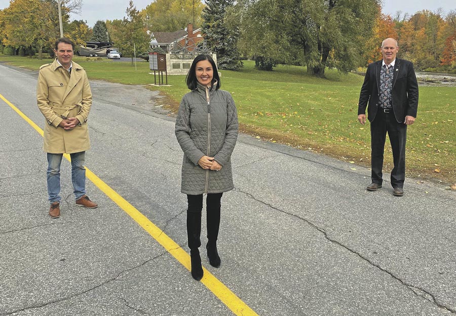 La députée Chantal Soucy est accompagnée du ministre des Transports, François Bonnardel, et du maire de Saint-Pie, Mario St-Pierre, sur le rang Émileville. Photo gracieuseté