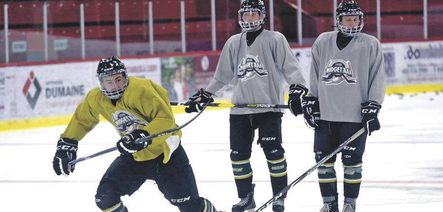 À défaut de voir leur saison décoller, les joueurs des Gaulois ont pu continuer à s’entraîner sur la glace jusqu’à tout récemment, avant que les écoles secondaires ne soient refermées avant les Fêtes. Photothèque | Le Courrier ©