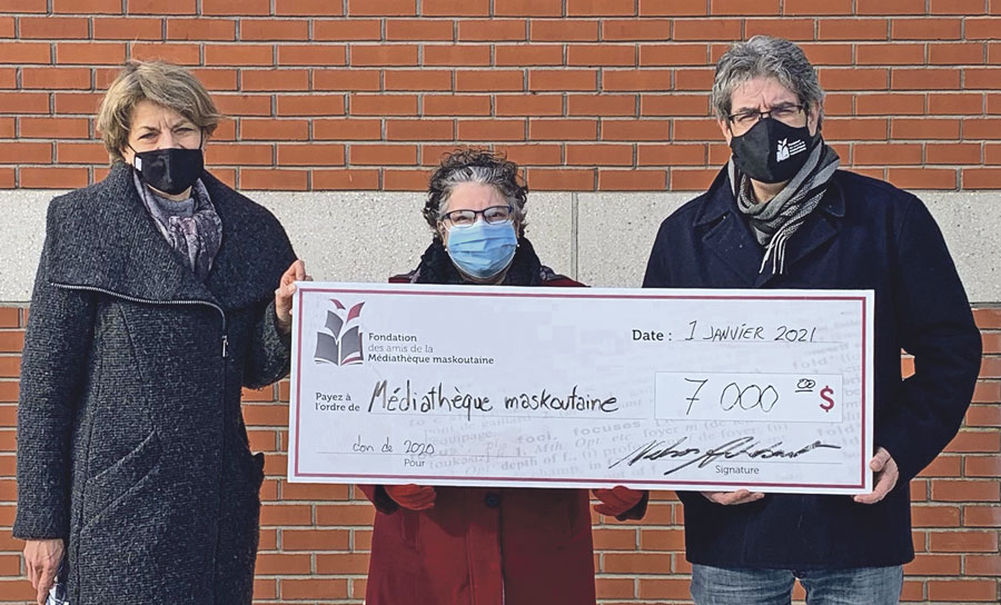 Sur la photo, on aperçoit respectivement la présidente du conseil d’administration et la directrice générale de la Médiathèque maskoutaine, Caroline Robert et Louise Struthers, en compagnie du président de la Fondation des amis de la Médiathèque maskoutaine, Nelson Archambault. Photo gracieuseté