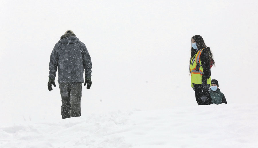 Tous n’étaient pas au courant de l’obligation de porter le couvre-visage ou un cache-cou et des surveillants étaient présents pour le rappeler. Photo Robert Gosselin | Le Courrier ©