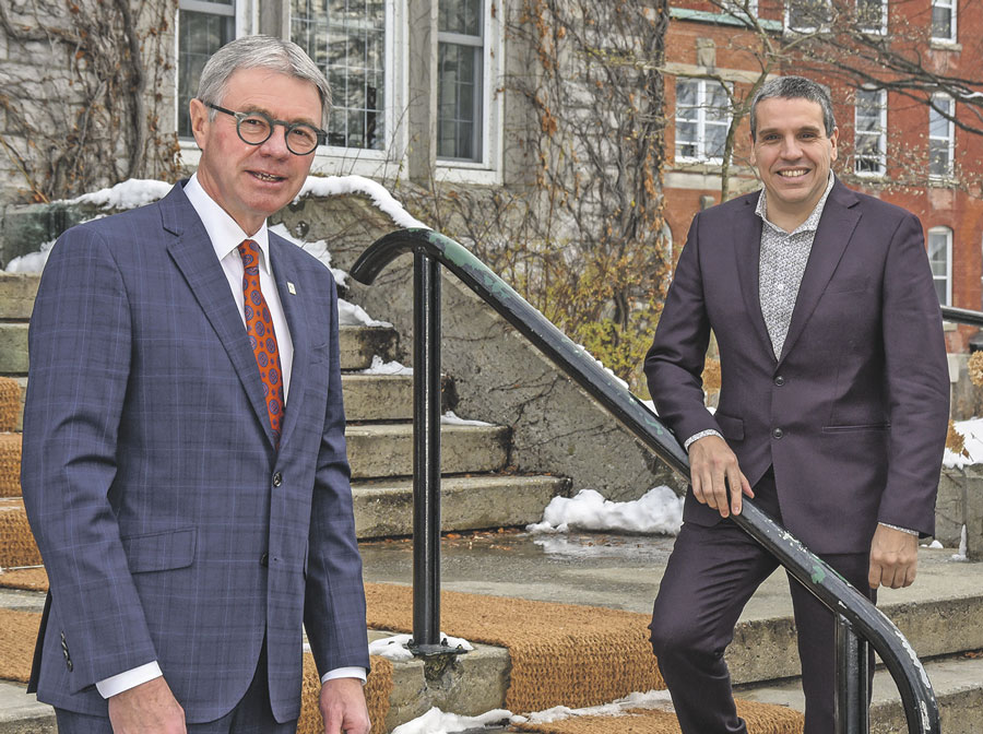Le maire Claude Corbeil a répondu aux questions du rédacteur en chef Martin Bourassa lors d’une rencontre éditoriale qui s’est déroulée à l’hôtel de ville de Saint-Hyacinthe en décembre. Photo François Larivière | Le Courrier ©