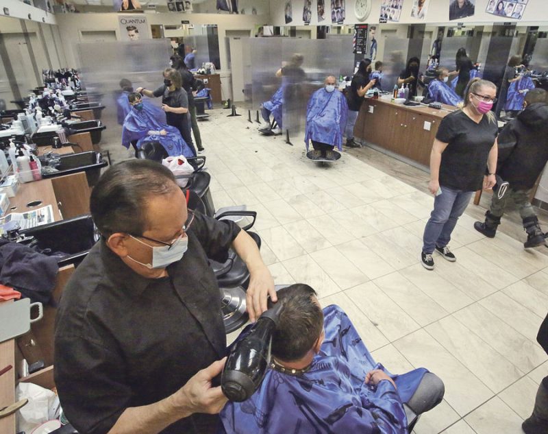 Les chaises du salon de barbier des Galeries n’ont pas dérougi depuis lundi. Photo Robert Gosselin | Le Courrier ©