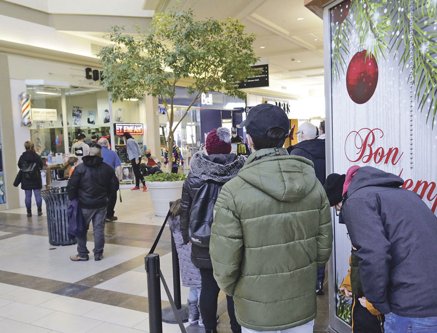 La longue file d’attente n’a pas découragé la clientèle. Photo Robert Gosselin | Le Courrier ©