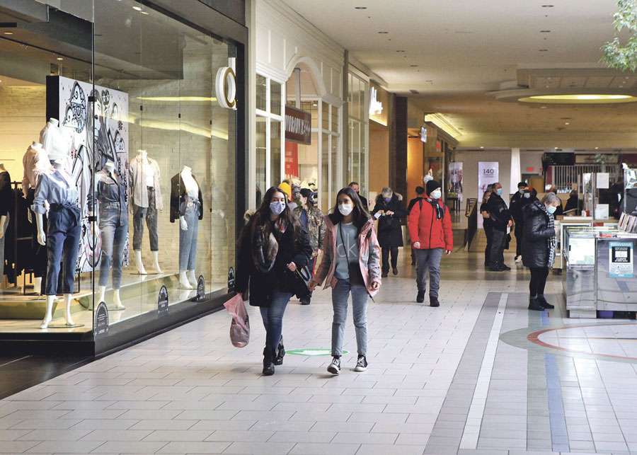 Trop heureuse de pouvoir mettre les pieds aux Galeries St-Hyacinthe, la clientèle respecte les consignes sanitaires sans se faire prier, sauf de rares exceptions. Photo Robert Gosselin | Le Courrier ©