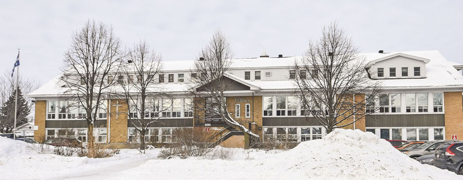 Un parent voudrait qu’on teste les avantages potentiels des purificateurs d’air dans le cadre d’un projet pilote à l’école Sainte-Rosalie. Photo François Larivière | Le Courrier ©