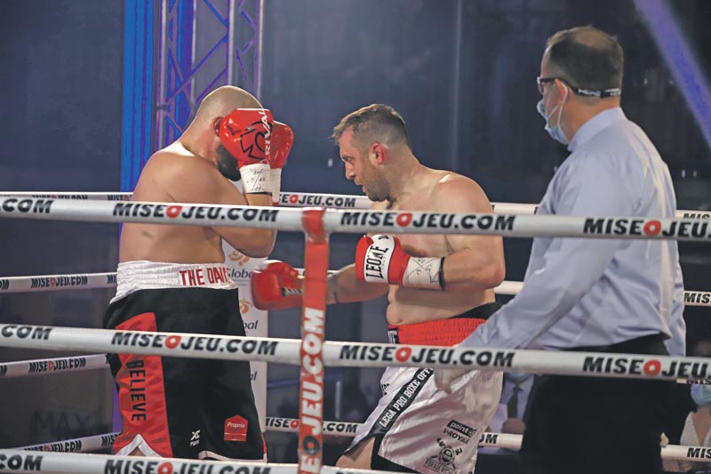 À son premier combat en plus de cinq ans, Francis Charbonneau (à droite) a remporté une victoire par décision partagée face à Alexandre Roberge. Photo Yanick Maltais