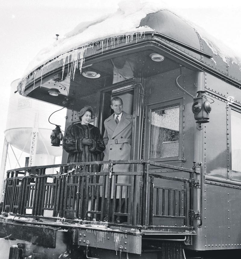 La princesse Élisabeth et le prince Philip ont fait une brève visite en sol maskoutain le 5 novembre 1951. On les voit ici se tenir à l’arrière du train au moment de quitter la gare de Saint-Hyacinthe. Photo Collection Centre d’histoire de Saint-Hyacinthe, CH548 Raymond Bélanger