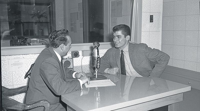 Michel Louvain en entrevue à la radio de CKBS lors de l’un de ses premiers passages à Saint-Hyacinthe en 1960. Photo Centre d’histoire de Saint-Hyacinthe