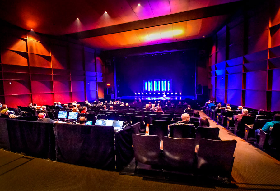 Les spectateurs ont été nombreux - en respect des limites de capacité fixées par le gouvernement - à participer à la reprise des spectacles au Centre des arts Juliette-Lassonde. Photo François Larivière | Le Courrier ©