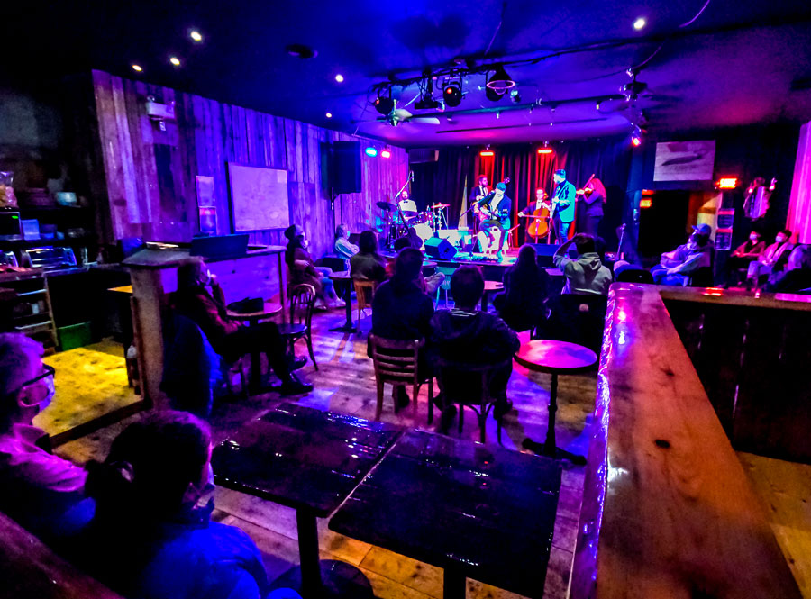 Avec une configuration revue et distancée, le Zaricot a profité de la réouverture des salles pour présenter ses premiers spectacles musicaux en plus d’un an. Photo François Larivière | Le Courrier ©