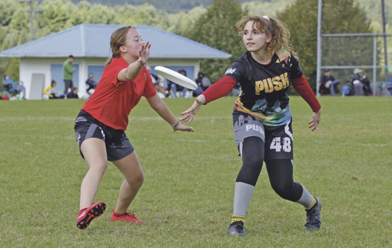 La Maskoutaine Pénélope Roy-Péloquin (à droite) joue au ultimate frisbee depuis près de cinq ans, dont trois avec l’équipe junior PUSH. Elle est également entraîneuse avec les plus jeunes, en plus d’être bénévole lors des tournois. Photo Yoann Ronsin