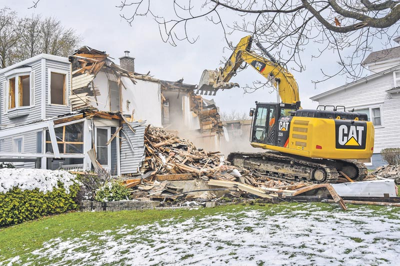 La démolition de la maison Nichols était bien amorcée lors du passage de notre photographe le 22 avril. Photo François Larivière | Le Courrier ©