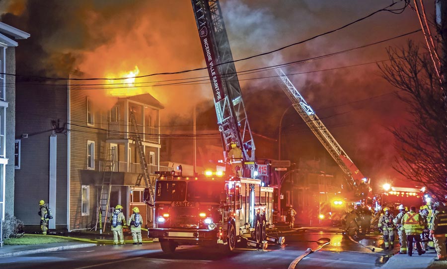 La cause de l’incendie d’un immeuble à logements de la rue Dessaulles, qui a jeté quatre personnes à la rue vendredi, demeure toujours inconnue pour le moment. Photo François Larivière | Le Courrier ©