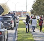 Manifestation contre les mesures sanitaires devant la PHD