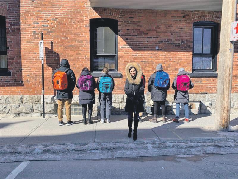 La députée de Saint-Hyacinthe, Chantal Soucy, a remis de nouveaux sacs à dos à 12 travailleurs de rue du Centre d’intervention jeunesse des Maskoutains. Photo gracieuseté