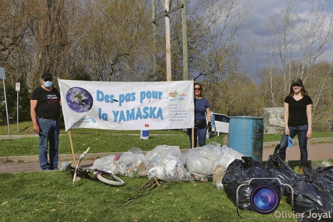 Une activité de nettoyage printanier de la promenade Gérard-Côté le 24 avril a notamment permis de ramasser des milliers de mégots de cigarette, de loin le déchet le plus nombreux. Photo Olivier Joyal