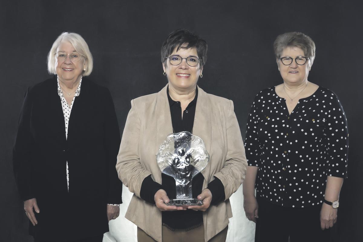 Dans la catégorie « Citoyen », le prix a été remis à Sylvie Carbonneau. On la voit ici avec Francine Morin, préfet de la MRC des Maskoutains, et avec une amie, Claudine Gauvin. Photo Patrick Roger