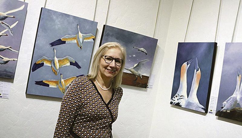 L’artiste peintre Claire Fafard devant certaines de ses œuvres. Photo Myriam Bussière