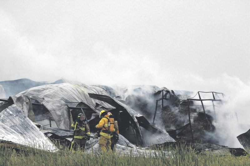 Un bâtiment agricole situé dans une ferme de Sainte-Marie-Madeleine est une perte totale à la suite d’un violent incendie survenu lundi matin. Photo Olivier Joyal