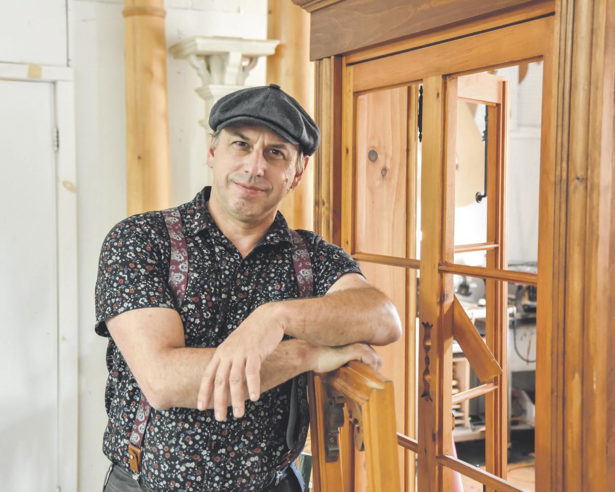 En tant que menuisier d’art, d’architecture et de patrimoine, Antoine Pelletier se spécialise dans les portes et fenêtres anciennes, notamment. Photo François Larivière | Le Courrier ©