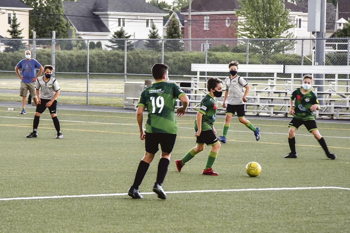 Après avoir été limités à s’entraîner en petits groupes à l’extérieur dans les dernières semaines, nos jeunes sportifs auront bientôt l’occasion de recommencer à jouer des matchs. Photo François Larivière | Le Courrier ©